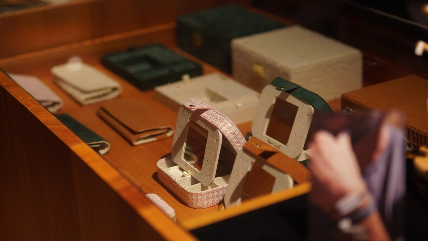 Sipho Studio - Drone visuel - Eine hölzerne Werkstatttheke mit handgefertigten Leder- und Papierwaren