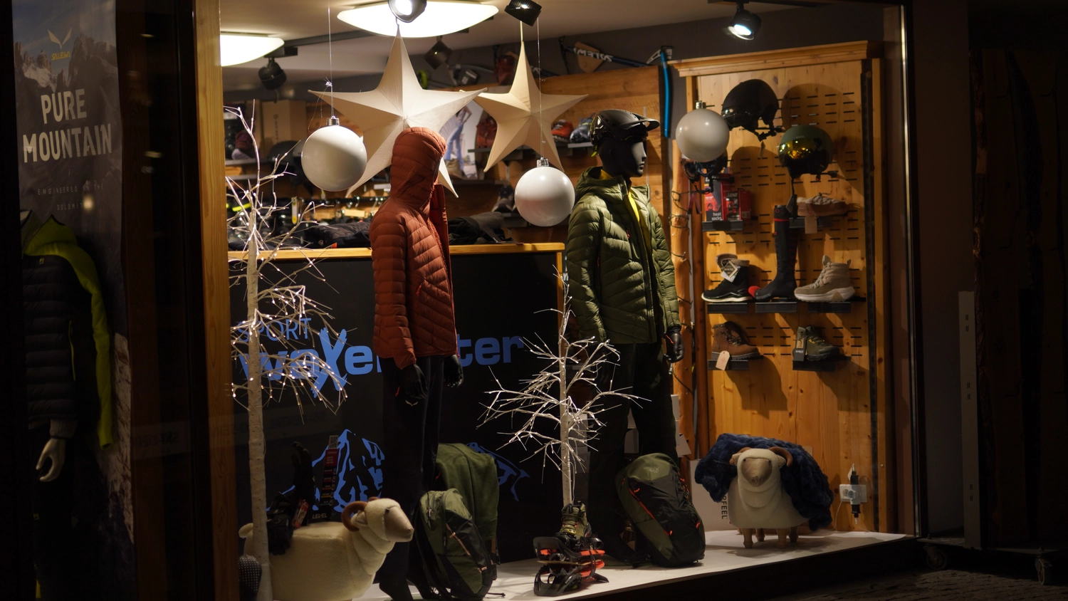 Sipho Studio - Drone visuel - Eine winterliche Schaufensterauslage mit Schaufensterpuppen in Outdoor-Pufferjacken und -Ausrüstung.