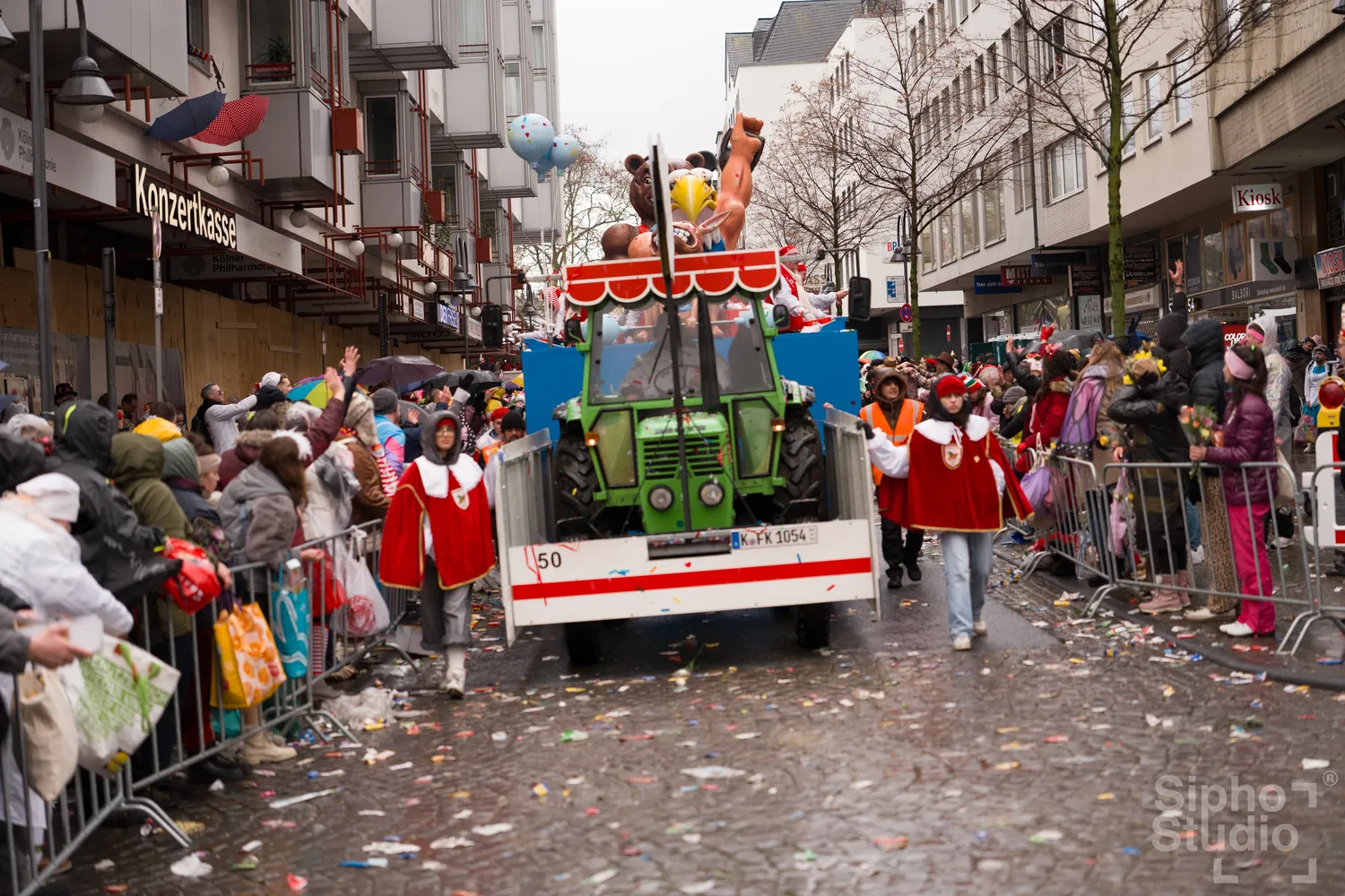 Sipho Studio - Drone visuel - Menschen genießen den Kölner Karneval 2026