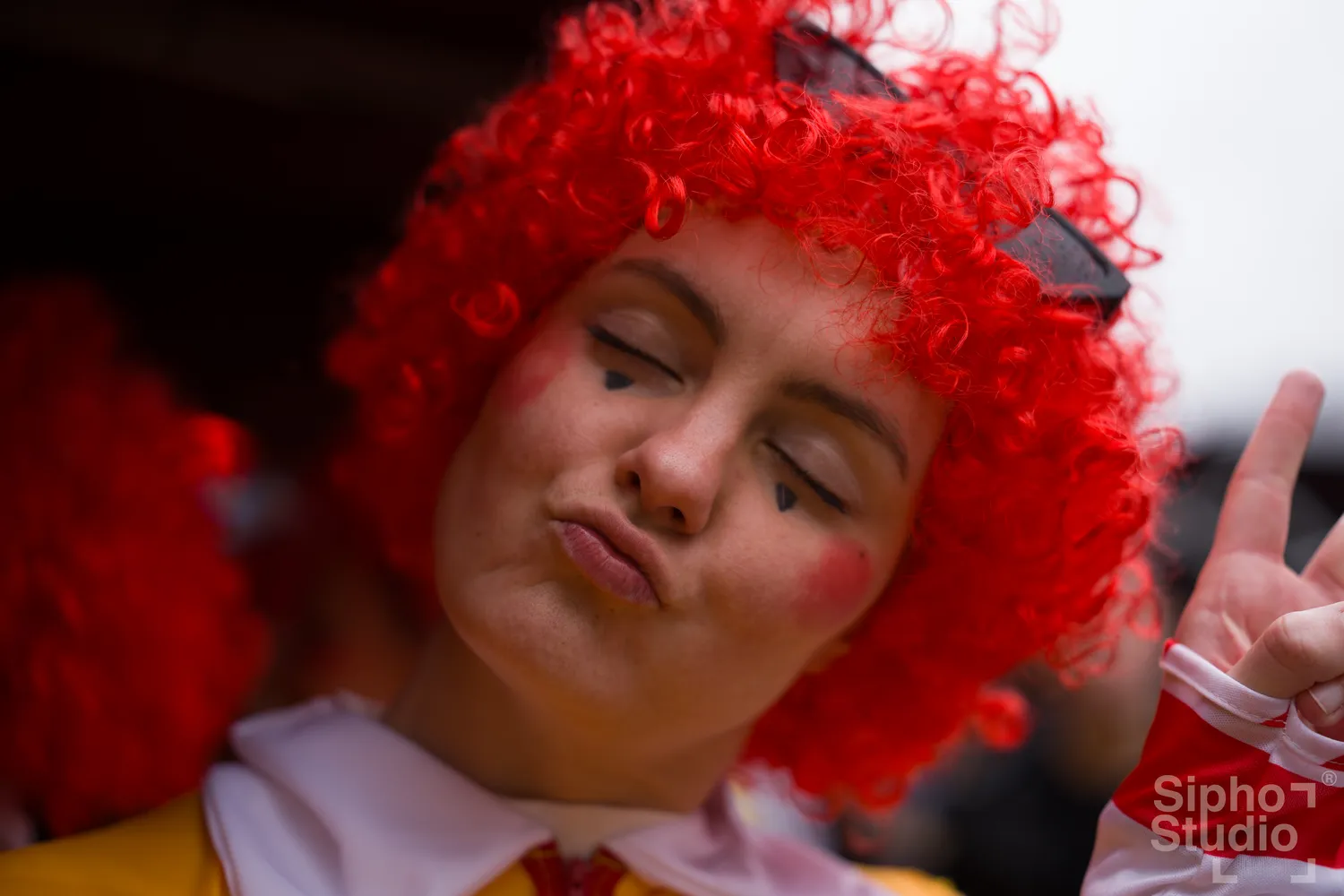 Sipho Studio - Drone visuel - Eine Frau genießt den Kölner Karneval 2026