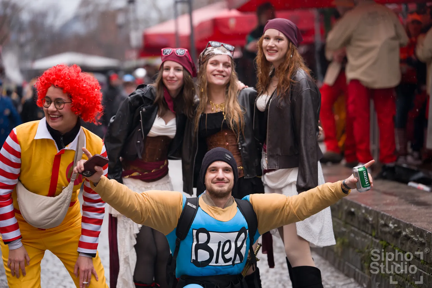 Sipho Studio - Drone visuel - Menschen genießen den Kölner Karneval 2026
