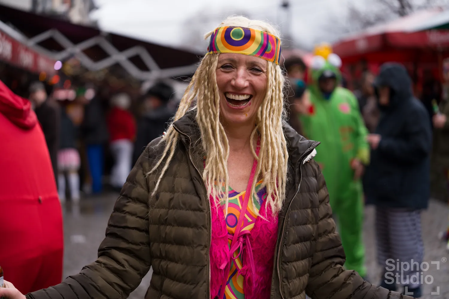 Sipho Studio - Drone visuel - Ein Mann genießt den Kölner Karneval 2026