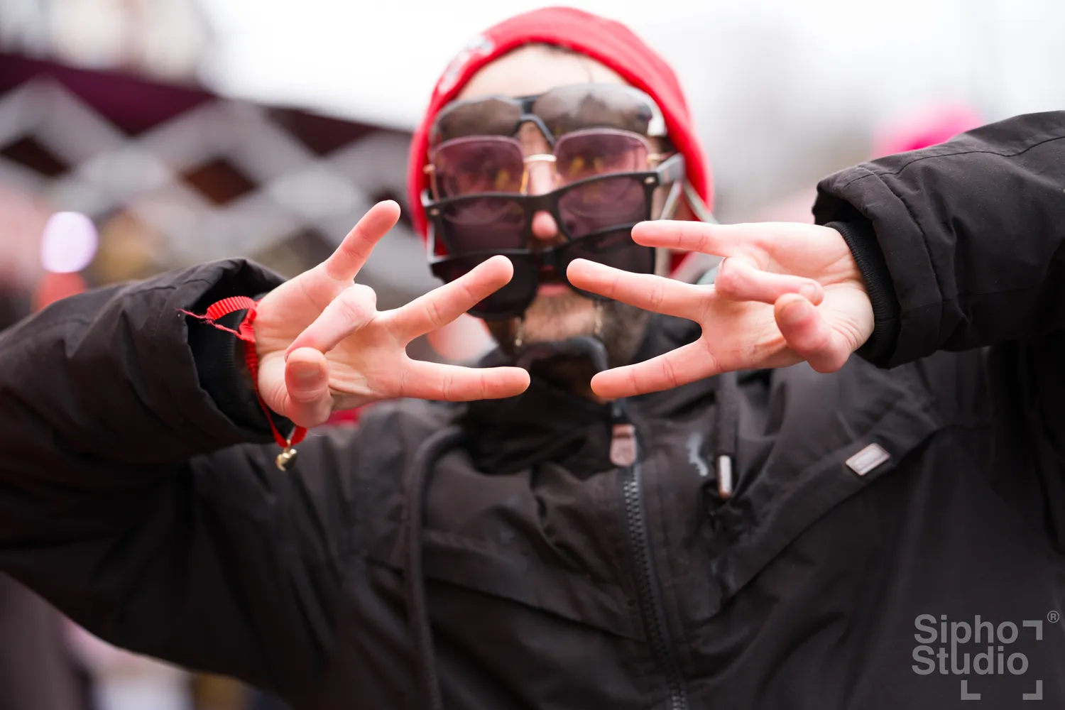 Sipho Studio - Drone visuel - Ein Mann genießt den Kölner Karneval 2026