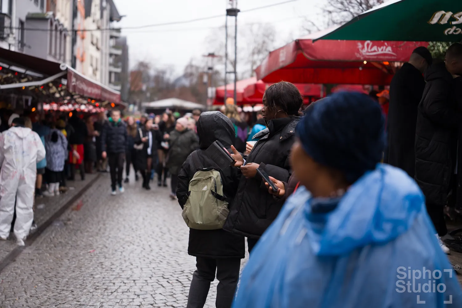 Sipho Studio - Drone visuel - Menschen genießen den Kölner Karneval 2026