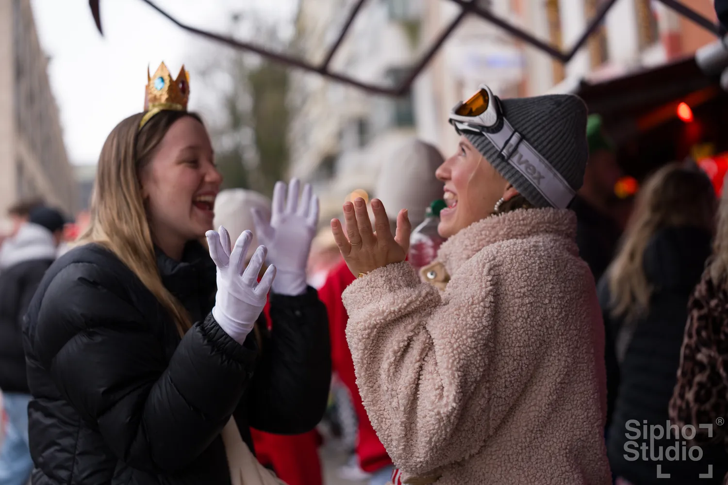 Sipho Studio - Drone visuel - Menschen genießen den Kölner Karneval 2026