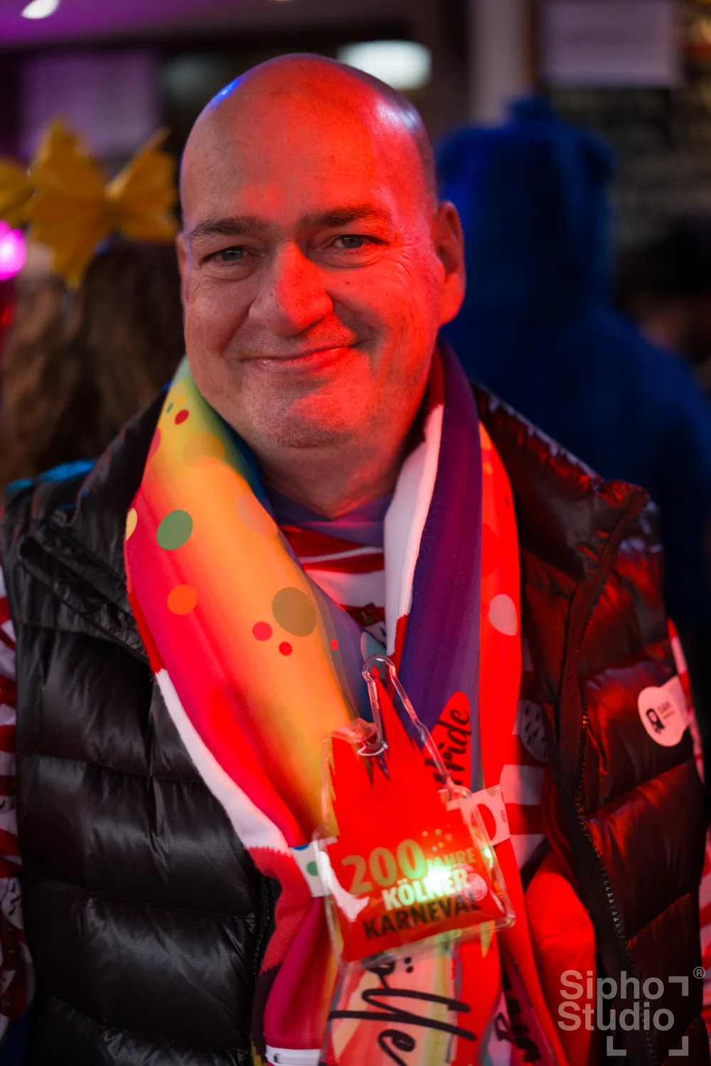 Sipho Studio - Drone visuel - Ein Mann genießt den Kölner Karneval 2026
