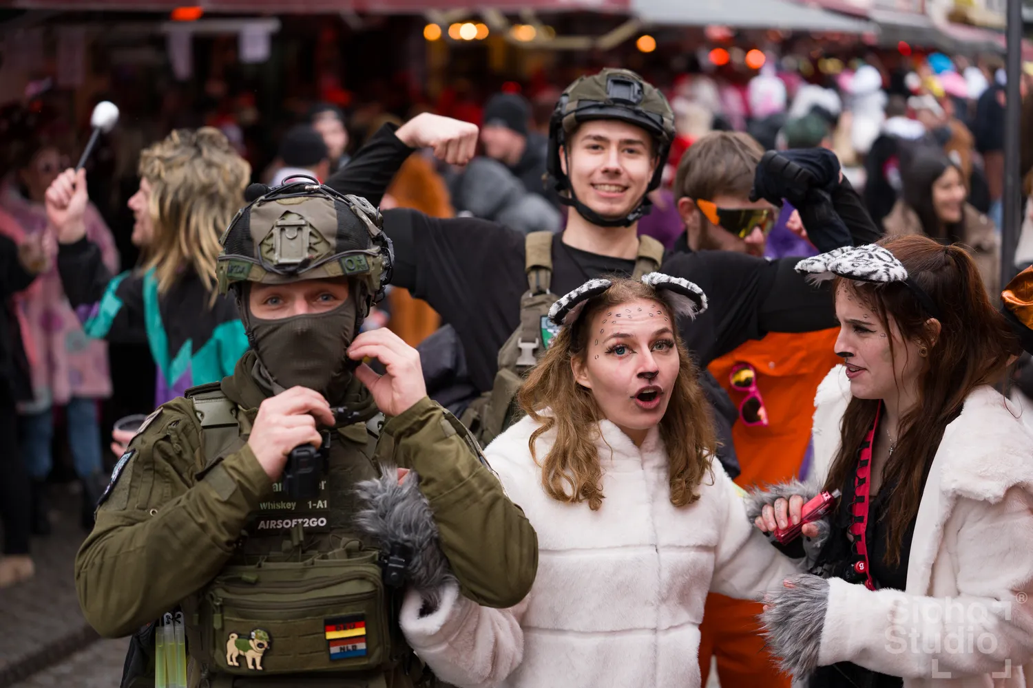 Sipho Studio - Drone visuel - Menschen genießen den Kölner Karneval 2026