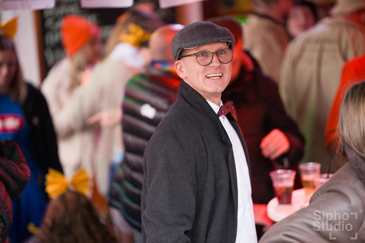 Sipho Studio - Drone visuel - Ein Mann genießt den Kölner Karneval 2026