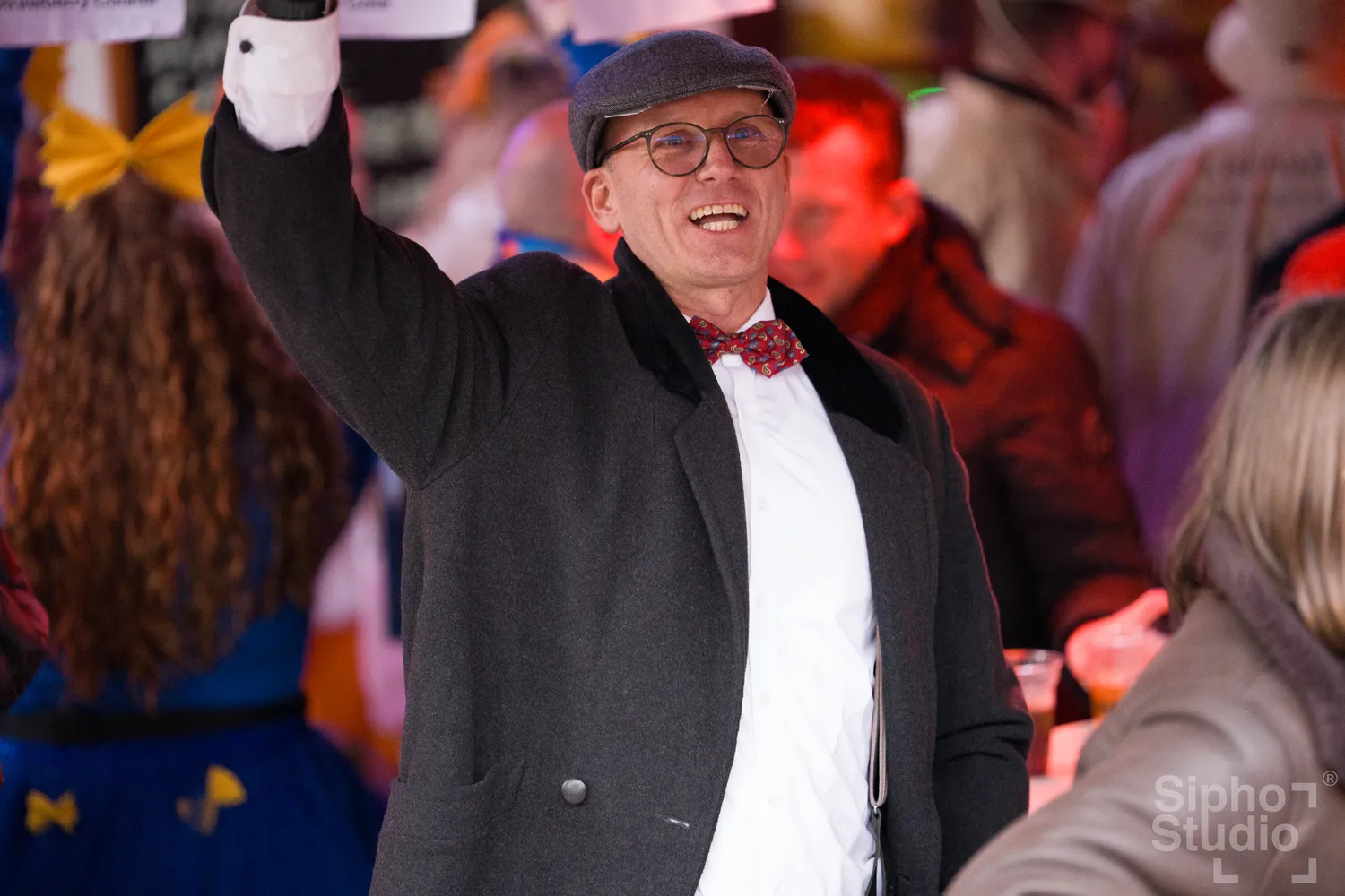Sipho Studio - Drone visuel - Ein Mann genießt den Kölner Karneval 2026