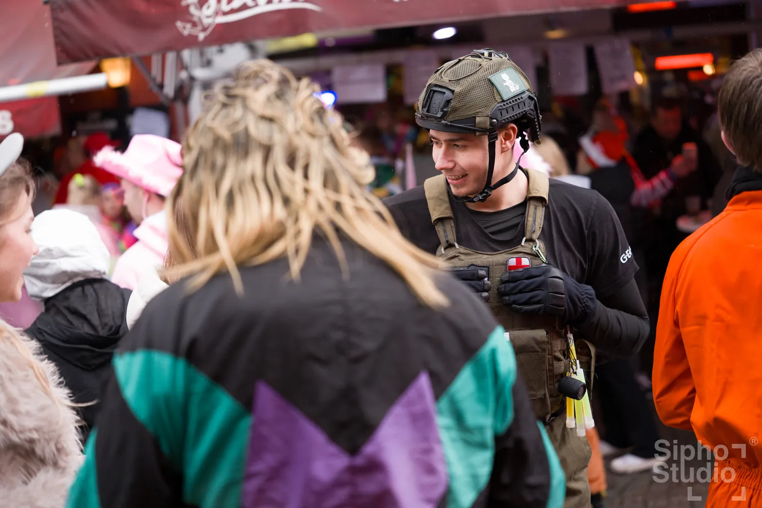 Sipho Studio - Drone visuel - Menschen genießen den Kölner Karneval 2026