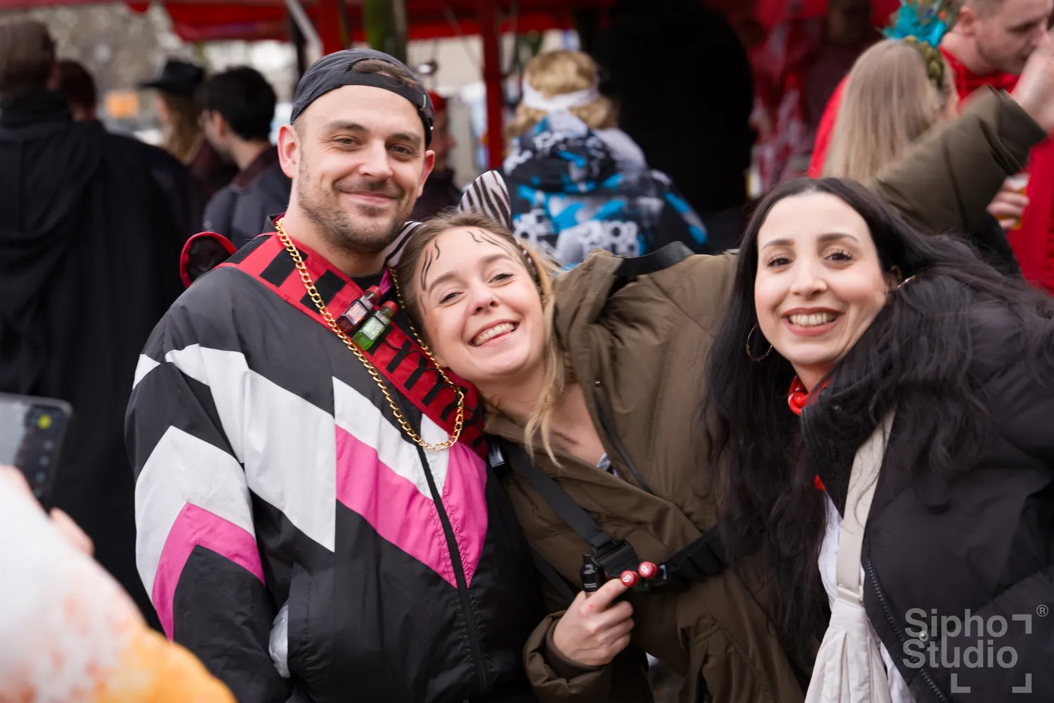 Sipho Studio - Drone visuel - Menschen genießen den Kölner Karneval 2026
