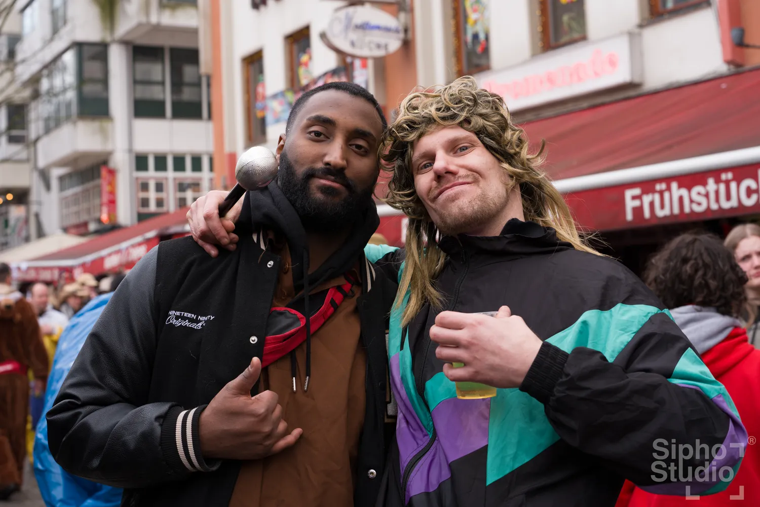 Sipho Studio - Drone visuel - Menschen genießen den Kölner Karneval 2026