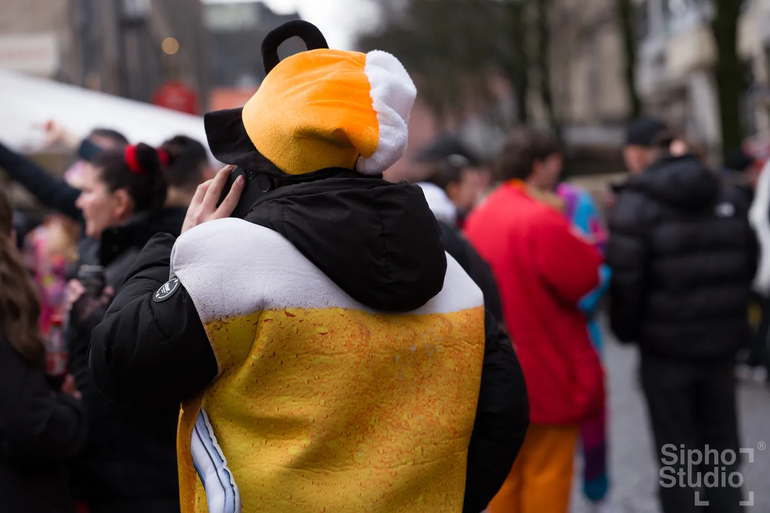 Sipho Studio - Drone visuel - Ein Mann genießt den Kölner Karneval 2026