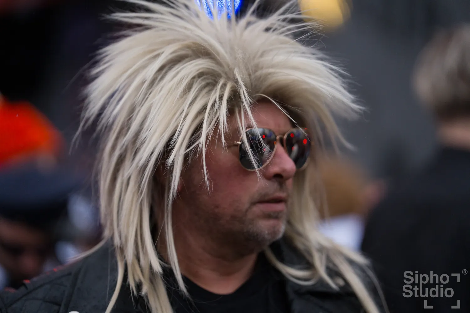 Sipho Studio - Drone visuel - Ein Mann genießt den Kölner Karneval 2026