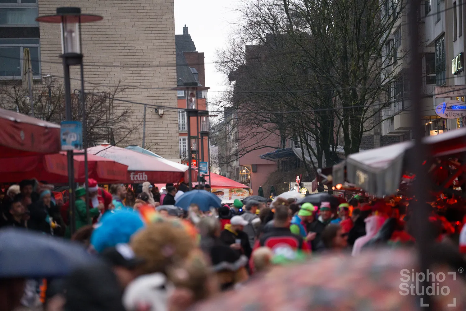 Sipho Studio - Drone visuel - Menschen genießen den Kölner Karneval 2026