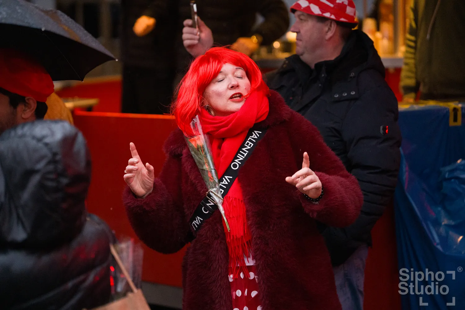 Sipho Studio - Drone visuel - Eine Frau genießt den Kölner Karneval 2026